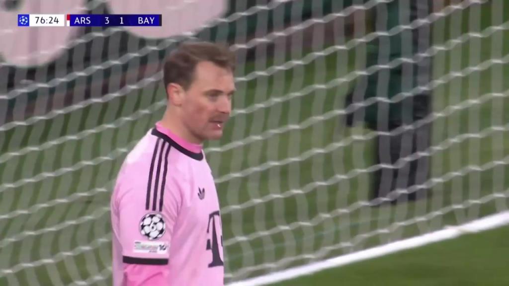 諾伊爾出擊失誤送超級(jí)空門(mén)！馬丁內(nèi)利笑納大禮！槍手3-1領(lǐng)先拜仁