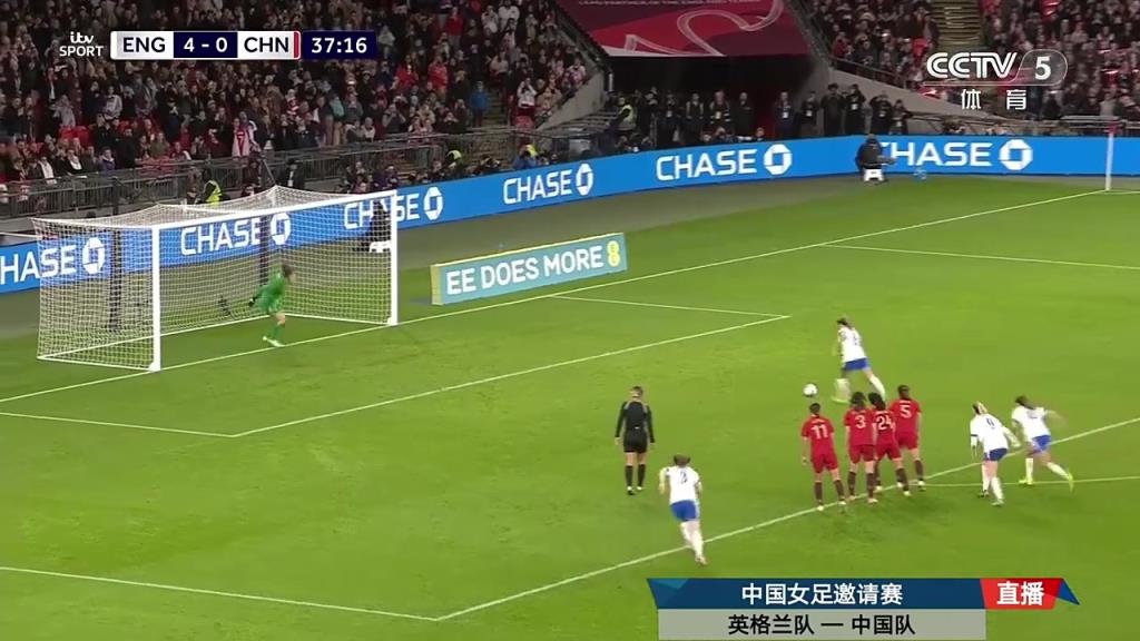 中国女足半场0-5英格兰！主裁查看VAR判点！斯坦维主罚命中！