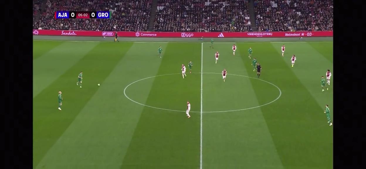 太疯狂了！阿贾克斯球迷现场点燃超大型烟花把球场炸得鸡飞狗跳！