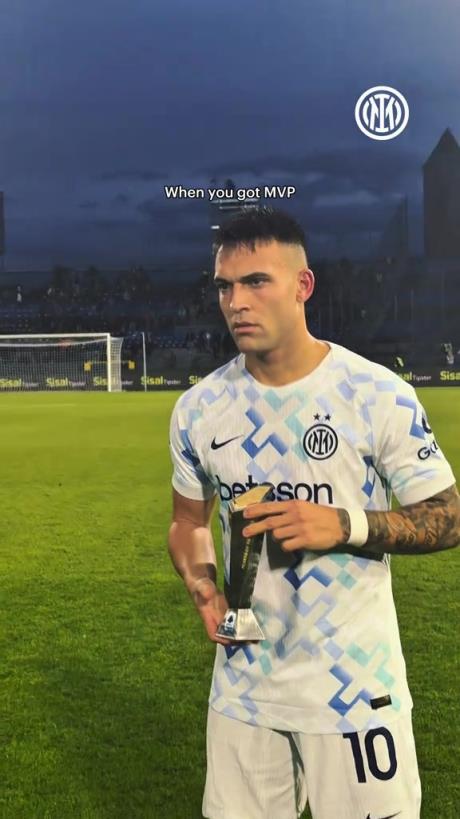 梅开二度破球荒！赛后劳塔罗领取意甲单场MVP奖杯