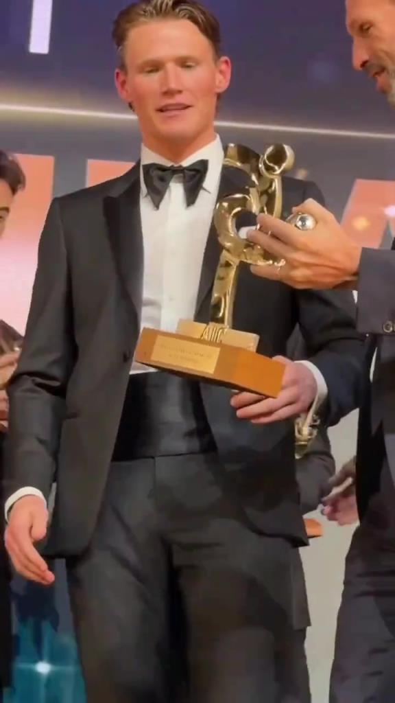 真帅啊小麦当选AIC赛季最佳球员,众巨星一同喊出他名字