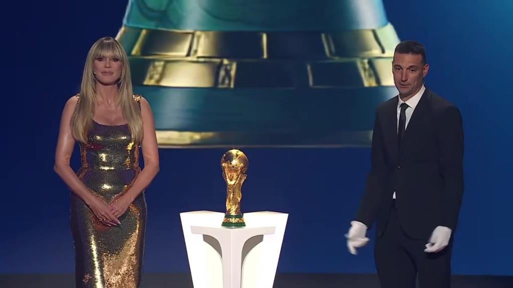 世界杯抽签仪式！卫冕冠军主帅斯卡洛尼亲手归还大力神杯！