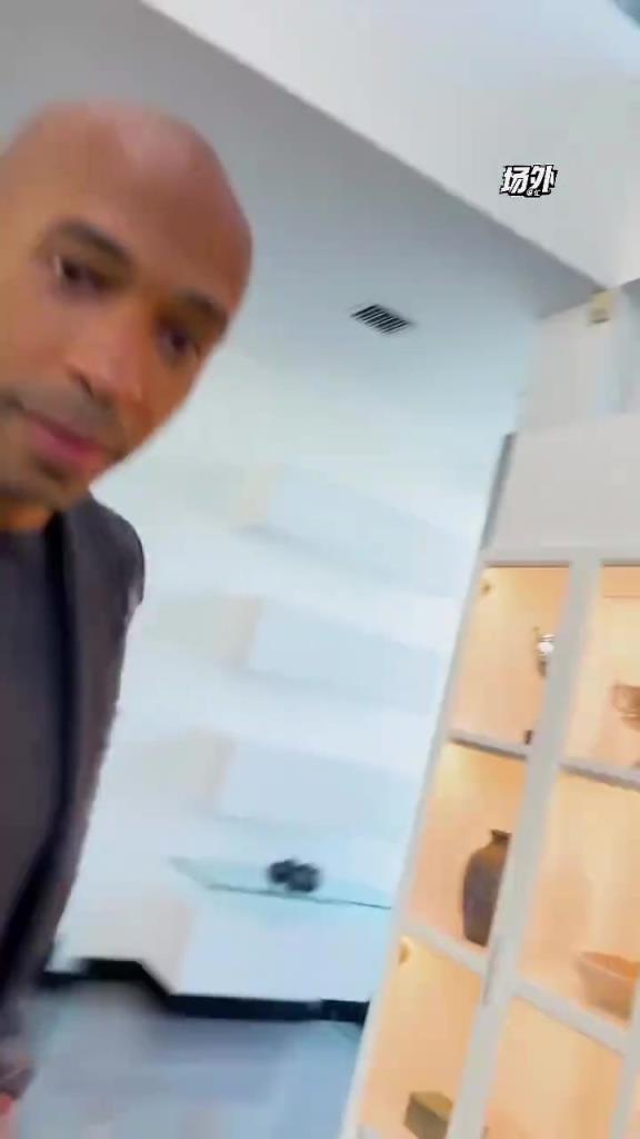 亨利去卡洛斯家里作客~亨利身材保持得挺好，卡洛斯長胖了