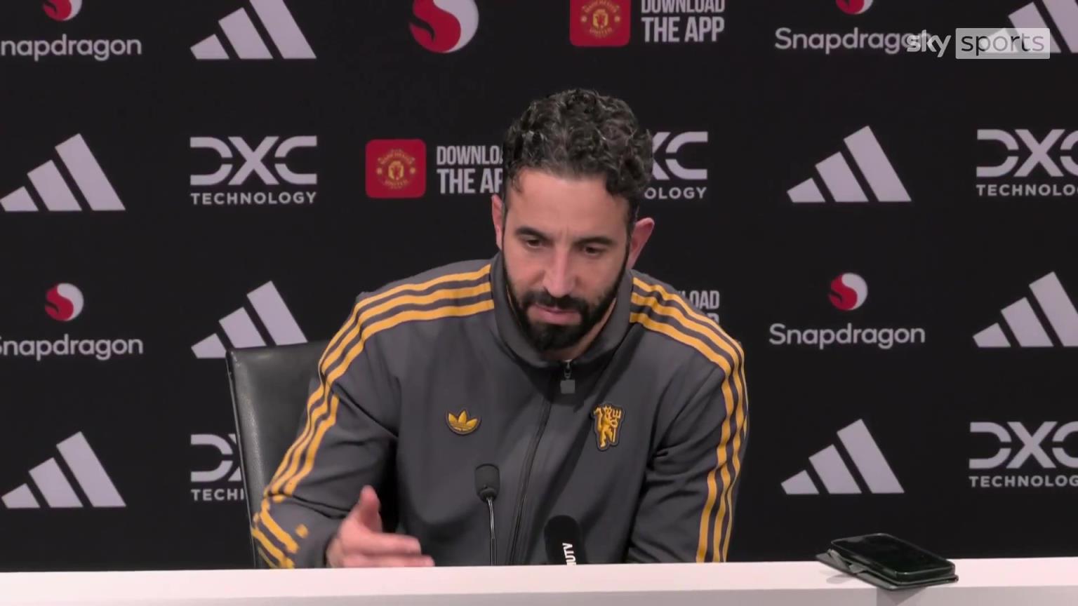 阿莫林激動(dòng)地為自己沒有讓梅努上場(chǎng)辯護(hù)道：這是我的決定！！