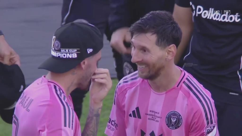 联手夺得美职联冠军!赛后德保罗与梅西有说有笑! 联手夺得美职联冠军!赛后德保罗与梅西有说有笑!