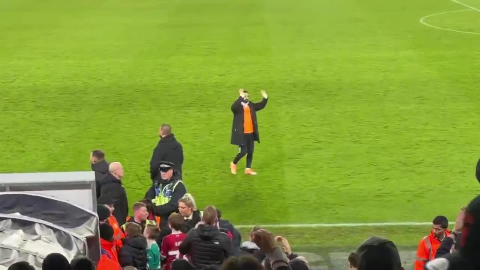 萨拉赫赛后独自停留在场边,并向球迷长时间鼓掌挥手 萨拉赫赛后独自停留在场边,并向球迷长时间鼓掌挥手