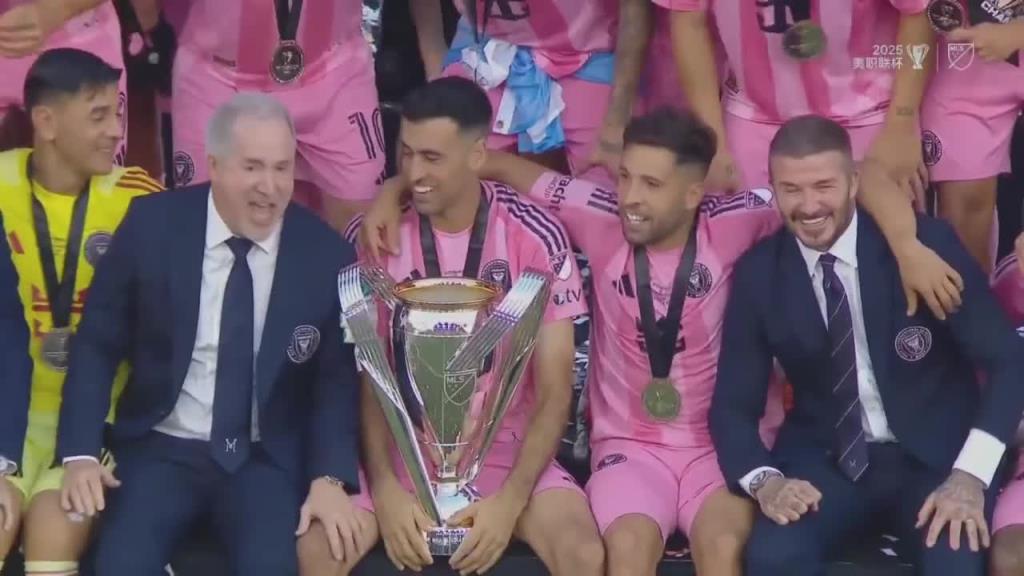 老男孩完美谢幕!夺冠庆祝布斯克茨与阿尔巴C位,身旁是老板! 老男孩完美谢幕!夺冠庆祝布斯克茨与阿尔巴C位,身旁是老板!