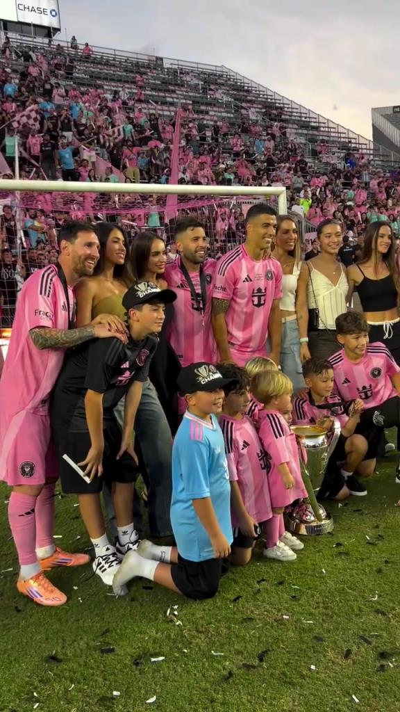 迈阿密国际夺冠!梅西、苏亚雷斯、阿尔巴、布斯克茨家庭合影❤️ 迈阿密国际夺冠!梅西、苏亚雷斯、阿尔巴、布斯克茨家庭合影❤️