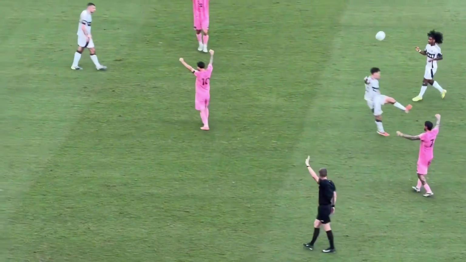 终场哨响后,梅西振臂欢呼,随后和阿连德拥抱在一起! 终场哨响后,梅西振臂欢呼,随后和阿连德拥抱在一起!