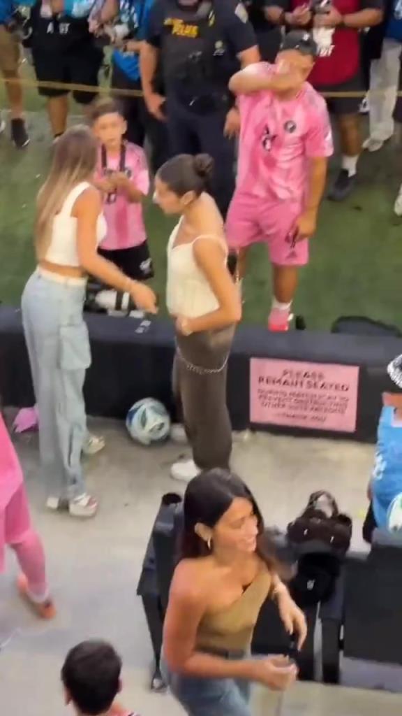 家人永远排在第一位!梅西领奖后第一时间与妻子安东内拉拥抱 家人永远排在第一位!梅西领奖后第一时间与妻子安东内拉拥抱