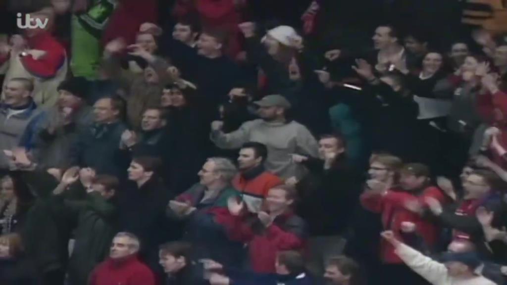 万人迷!名场面:贝克汉姆“淹没”在曼联球迷中! 万人迷!名场面:贝克汉姆“淹没”在曼联球迷中!