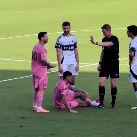 两个老将了!实拍:决赛中梅西和穆勒的友好互动! 两个老将了!实拍:决赛中梅西和穆勒的友好互动!