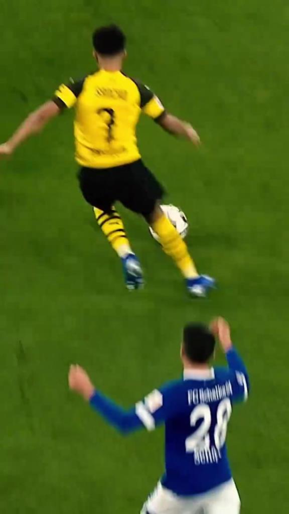 对手无奈了！名场面：桑乔潇洒过掉对手，接队友传球推射远角破门