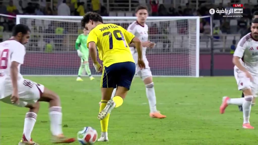 菲利克斯脚后跟传球策动!卡马拉打门被扑纳赛尔跟进补射破门! 菲利克斯脚后跟传球策动!卡马拉打门被扑纳赛尔跟进补射破门!