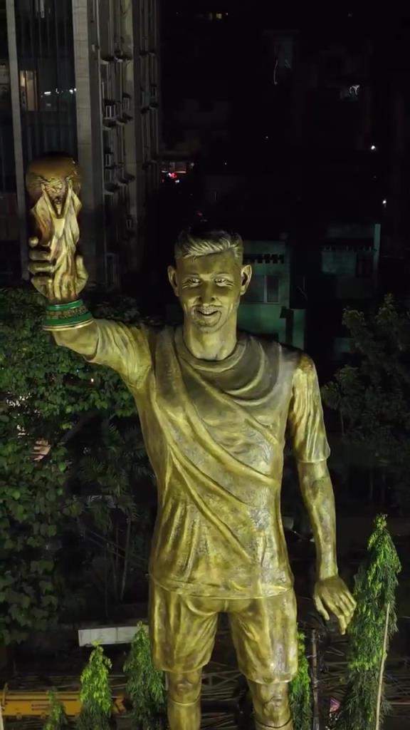 在印度加尔各答,一座70英尺高的梅西雕像拔地而起