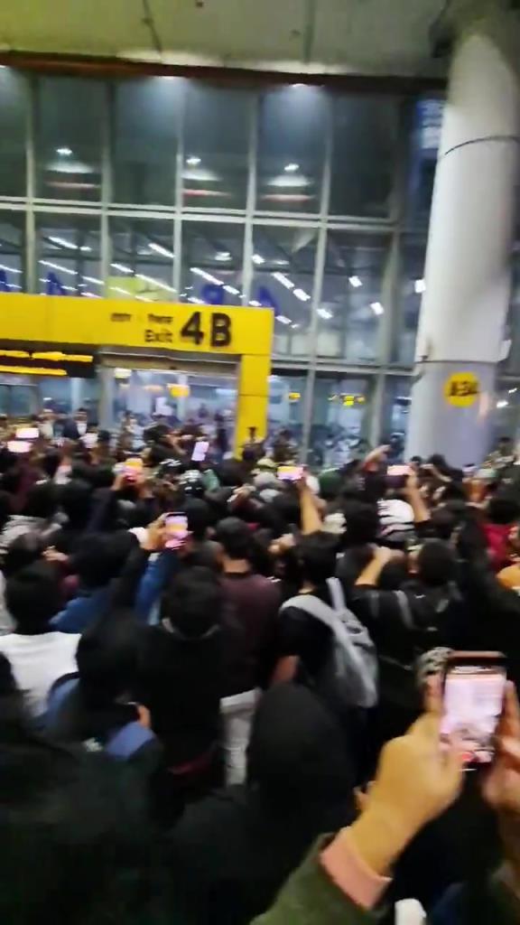 梅西抵达印度！众多印度球迷接机齐喊高喊：Messi！ Messi！