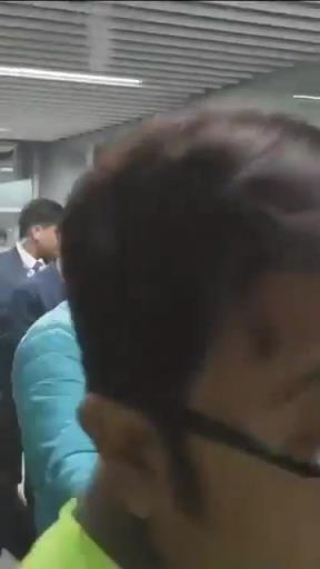 梅西、德保羅和蘇亞雷斯抵達印度啦!身邊全是印度安保和工作人員 梅西、德保羅和蘇亞雷斯抵達印度啦!身邊全是印度安保和工作人員