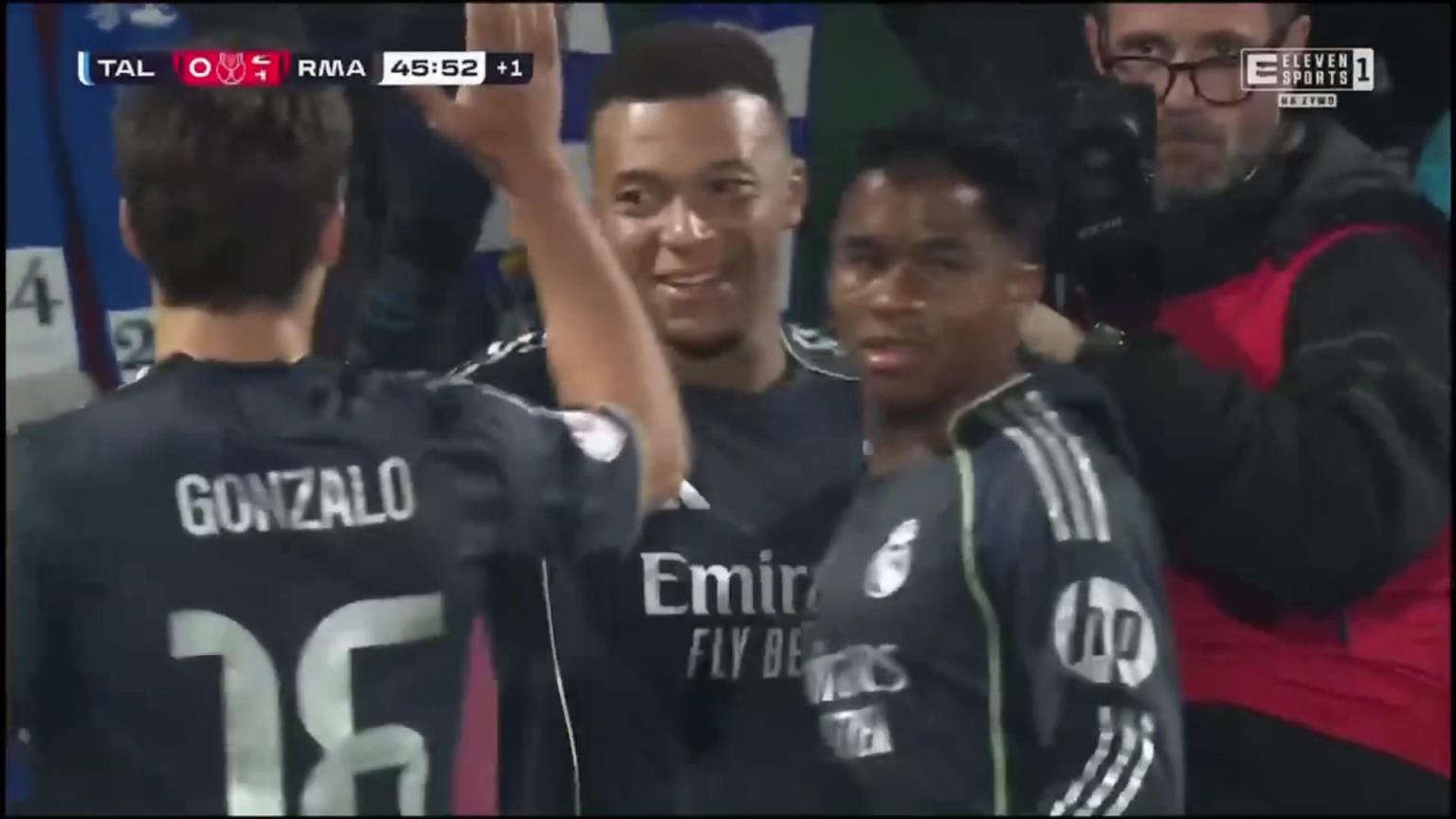 轻松造两球!姆巴佩底线强突制造对手乌龙,皇马2-0领先!