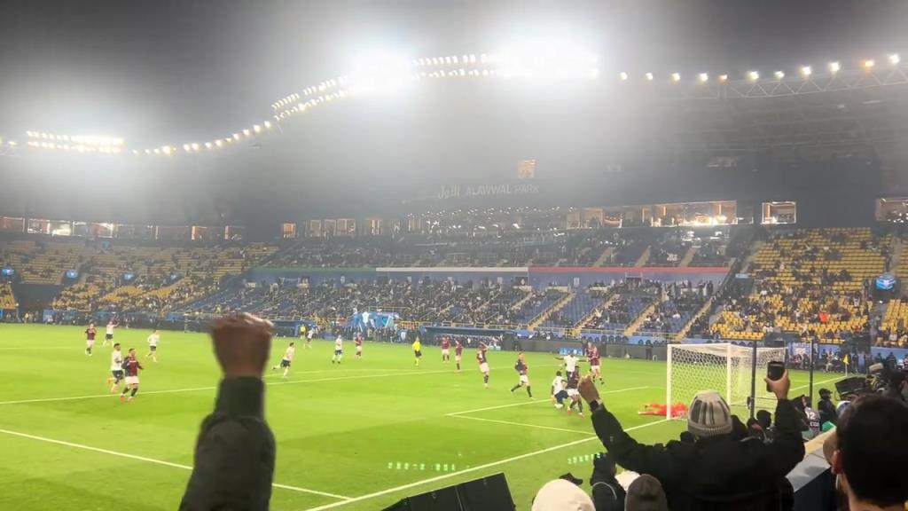 闪击徒劳！现场视角拍摄图拉姆开场2分钟精彩凌空斩破门！