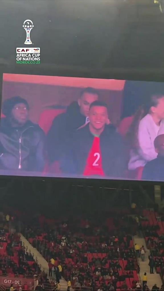 好兄弟！姆巴佩身穿阿什拉夫球衣现场观看摩洛哥