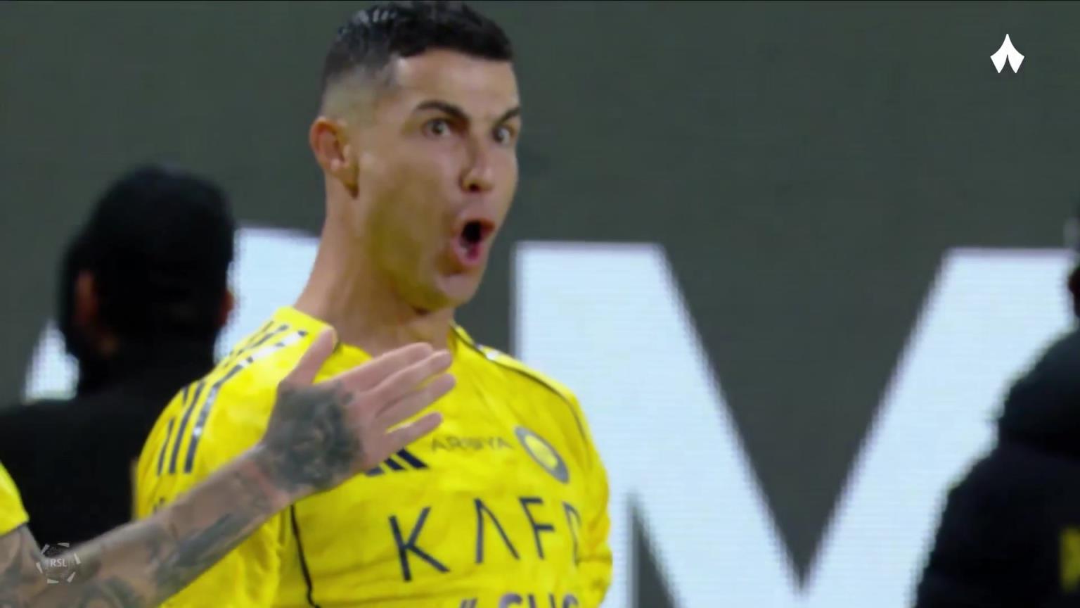 Siuuuuu！C羅靈性腳後跟破門，上半場補時階段完成梅開二度