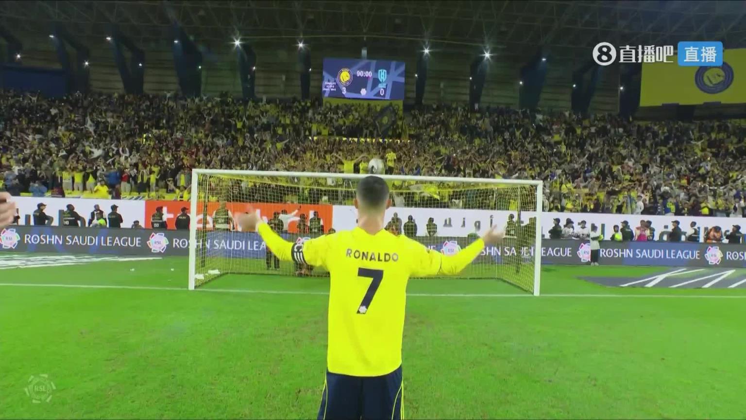 這場麵可以！梅開二度帶隊取勝，C羅賽後帶領隊友謝場