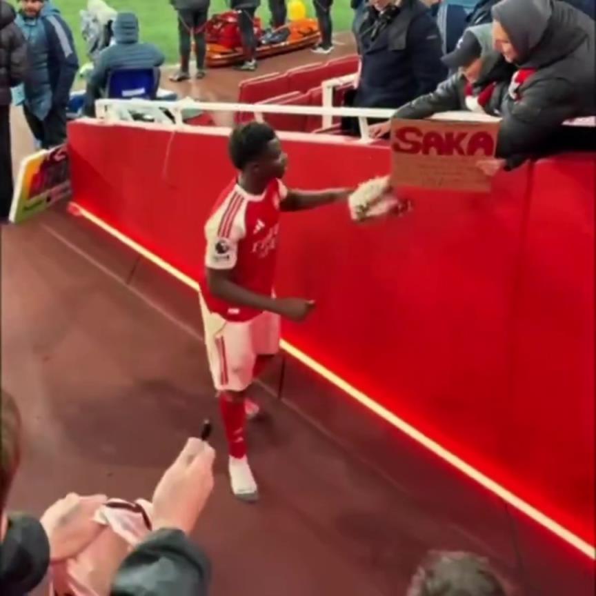 阿森纳战胜布莱顿后，萨卡将他的球鞋送给了一位年轻球迷……❤️