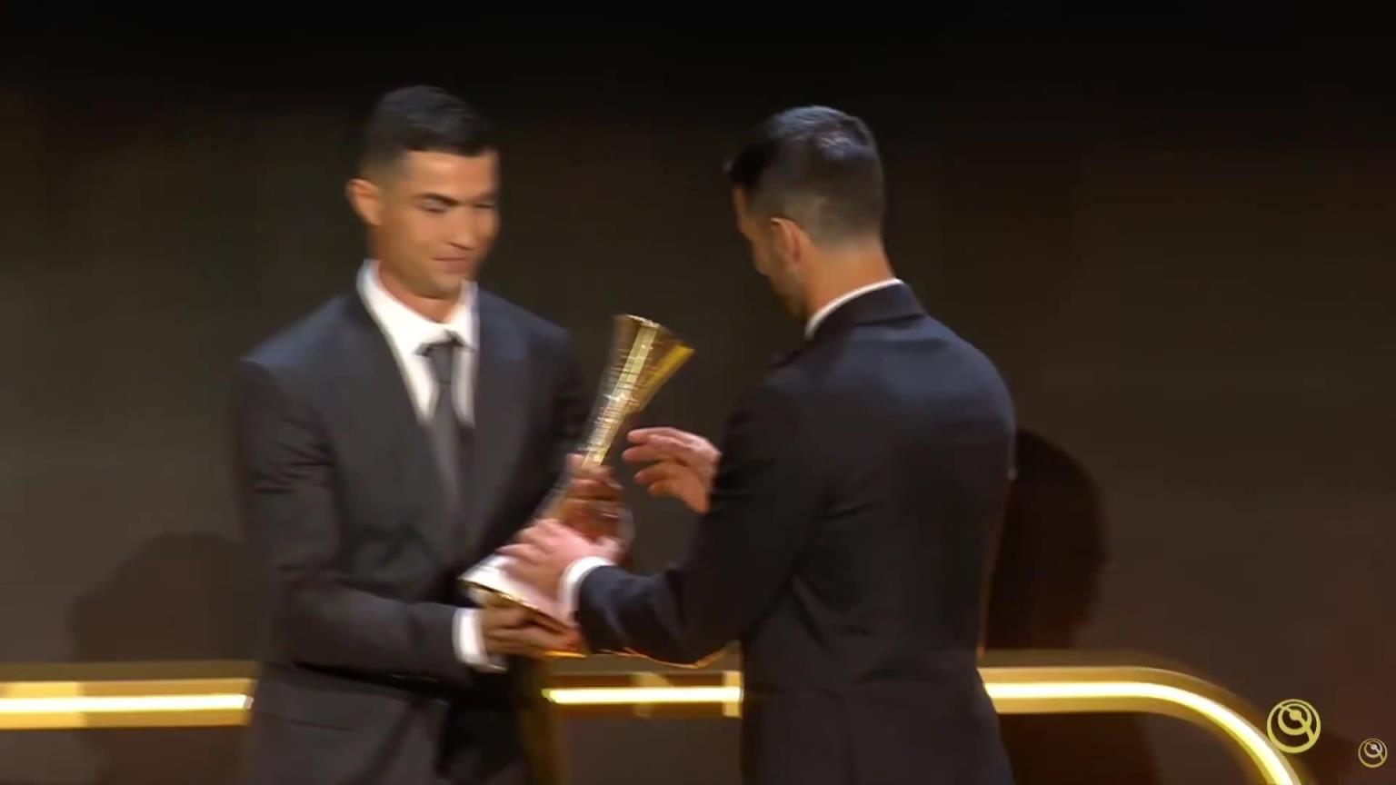 C羅現場頒獎！環足獎官方：德約榮膺2025環足獎環球體育獎