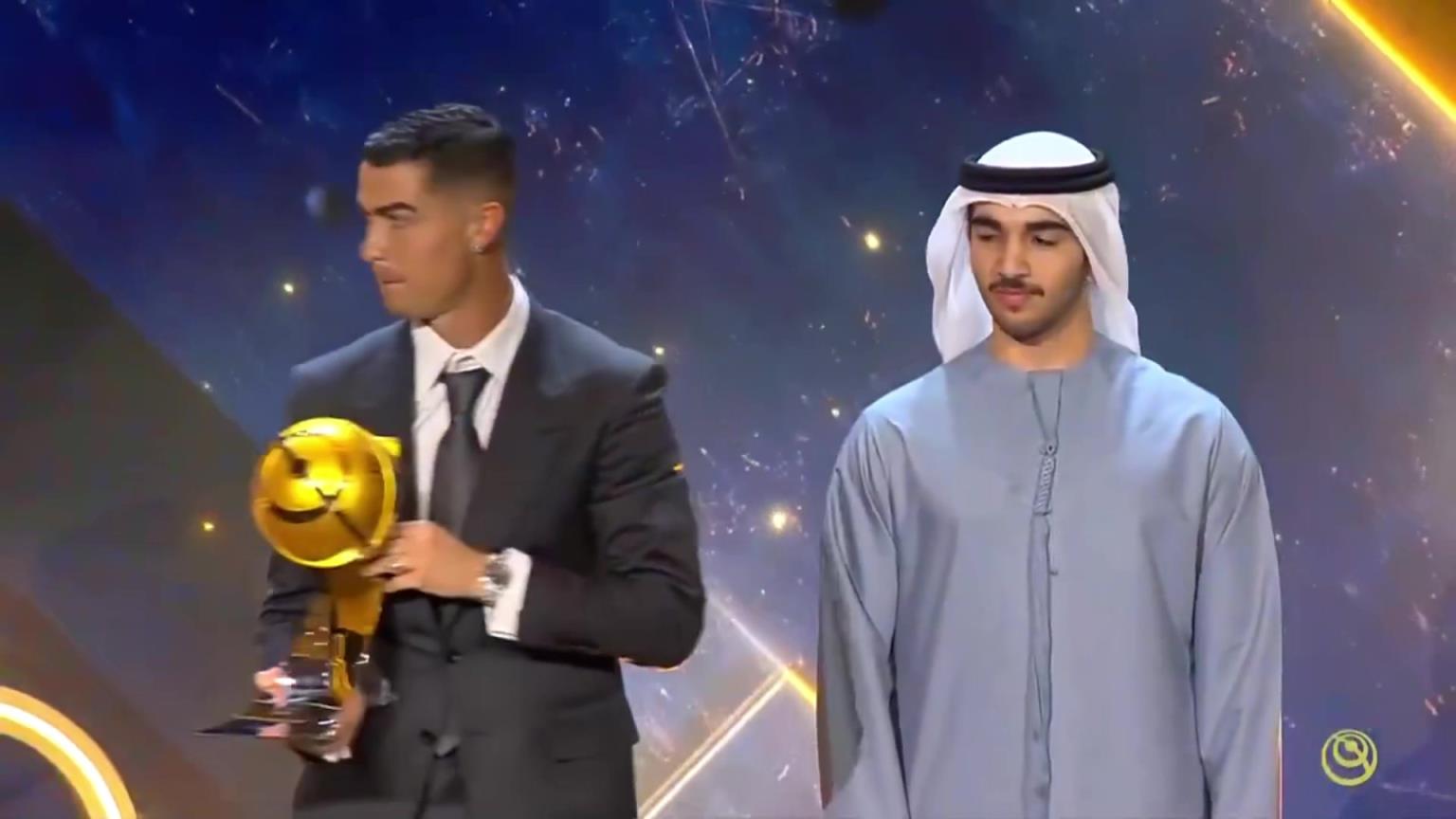 连续三年获奖！C罗现场领取2025环足奖年度最佳中东球员奖杯