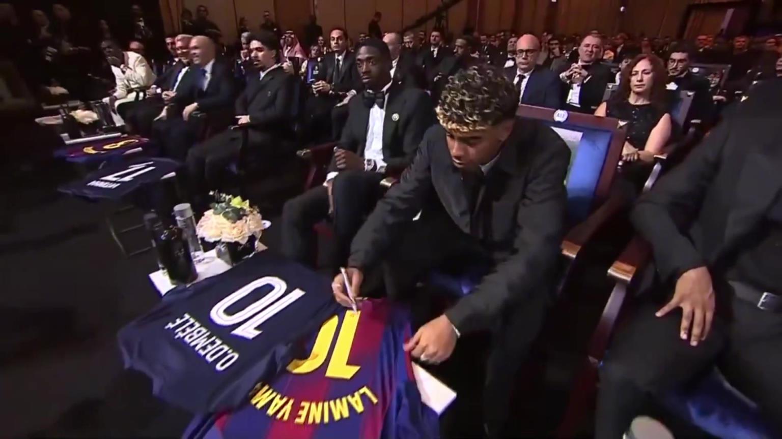 2025金球奖冠亚军！亚马尔、登贝莱在环足奖典礼互赠签名球衣