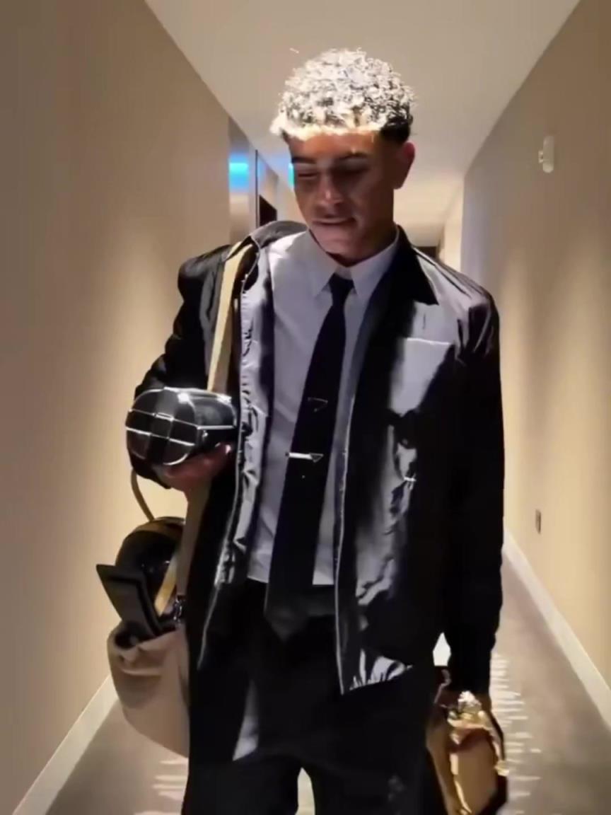 獎杯溢出！亞馬爾獲環(huán)足獎最佳U23球員、 最佳前鋒、 馬拉多納獎