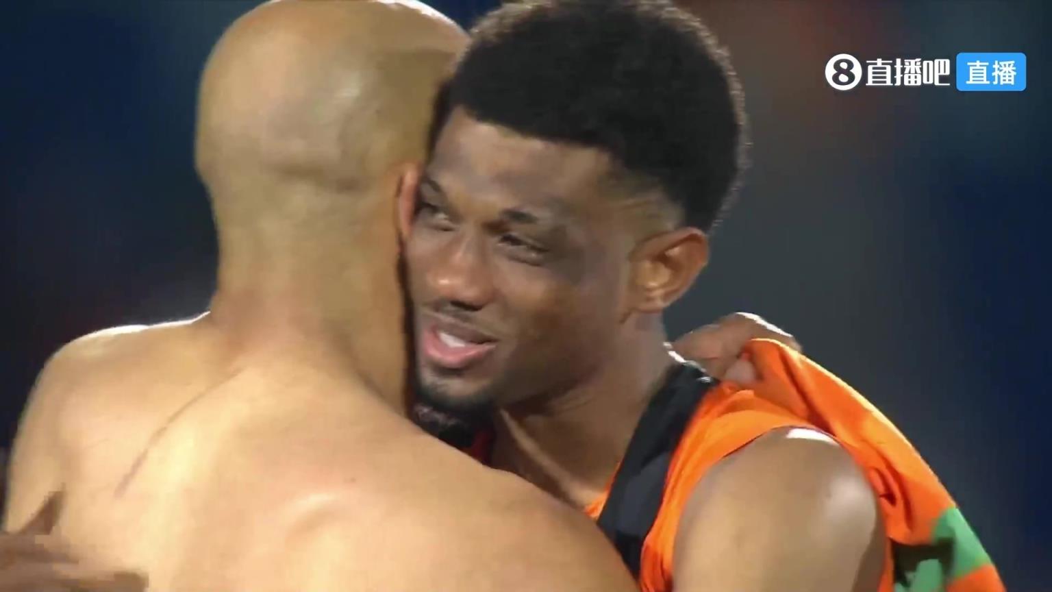 非洲杯賽場相遇！姆伯莫與阿瑪?shù)沦惡蠡Q球衣，并擁抱致意