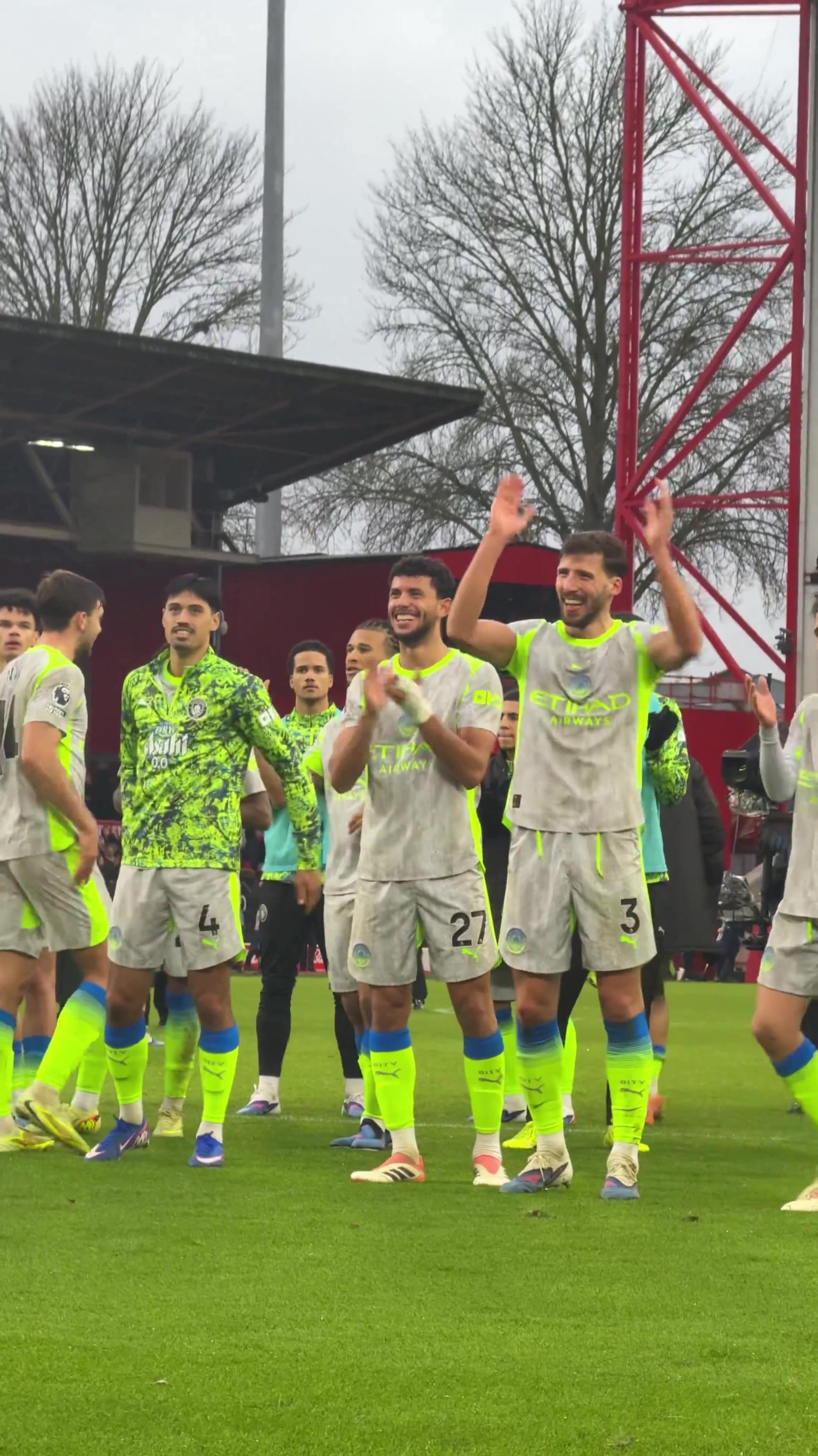 魯本-迪亞斯和B席發(fā)現(xiàn)迪亞斯的伴侶在看臺，一旁賴因德斯踹隊(duì)友