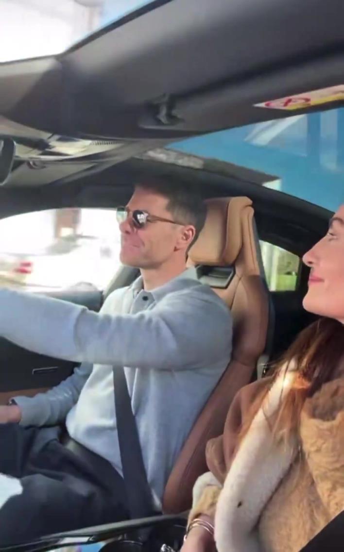 心情大好！阿隆索和妻子一起出门度假旅游，妻子看着很有气质~