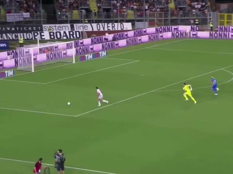 超越身体的极限！名场面：基耶萨被门将扑倒仍然站起身把球打进！