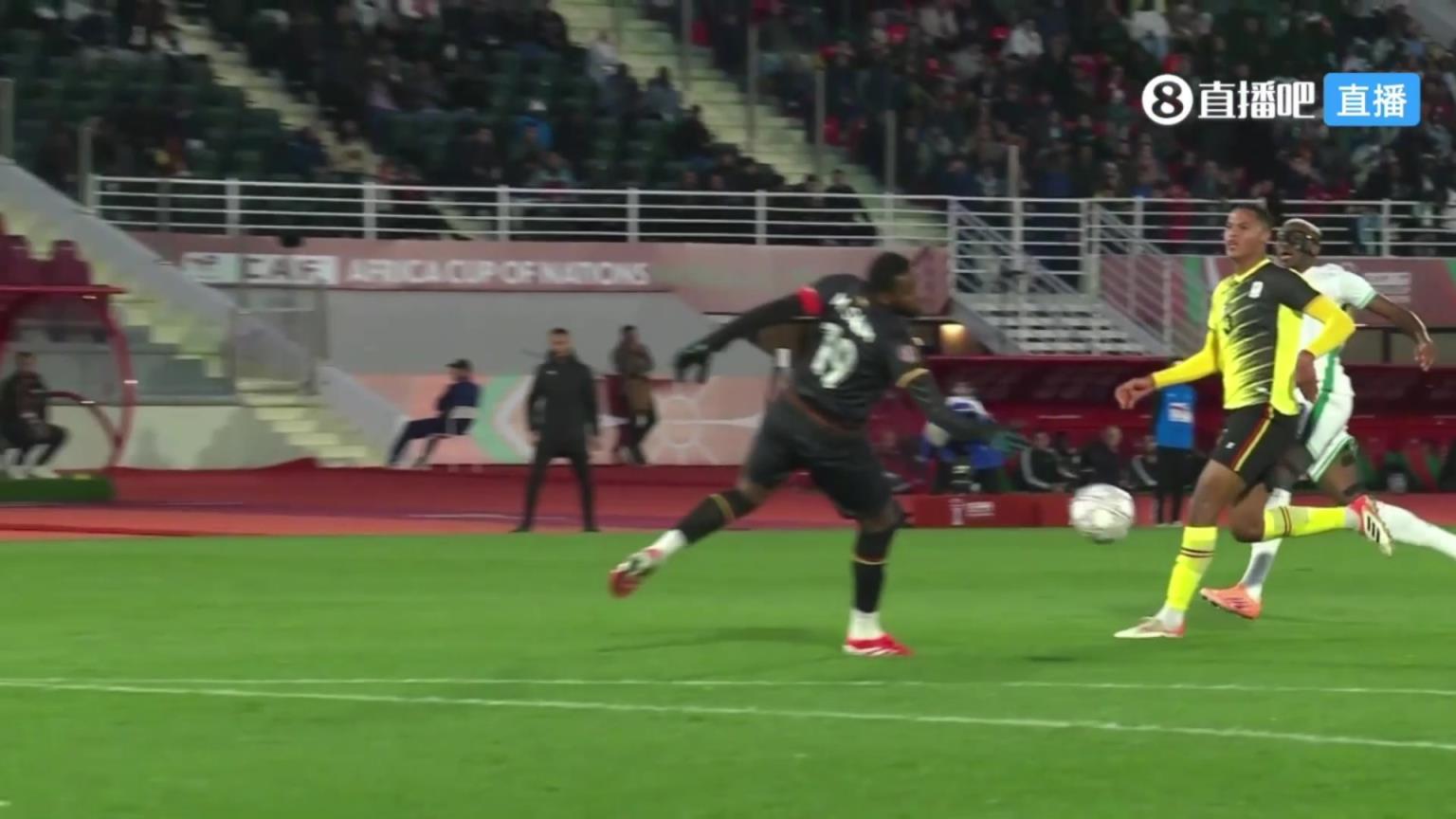 离谱!乌干达门将出击禁区外扑救直红离场!第三门将无奈登场! 离谱!乌干达门将出击禁区外扑救直红离场!第三门将无奈登场!