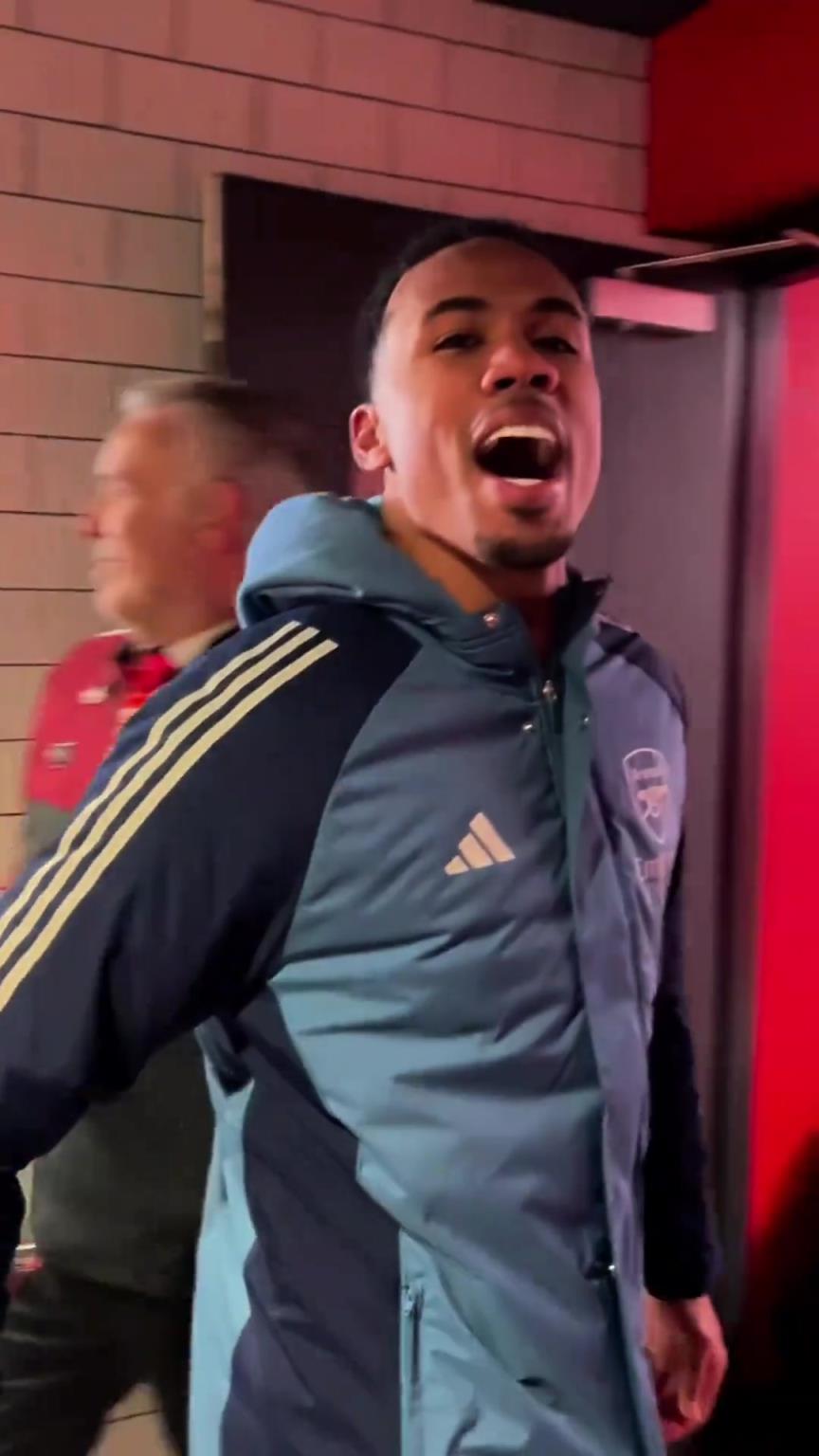 阿森納戰(zhàn)勝維拉賽后球員們慶祝勝利