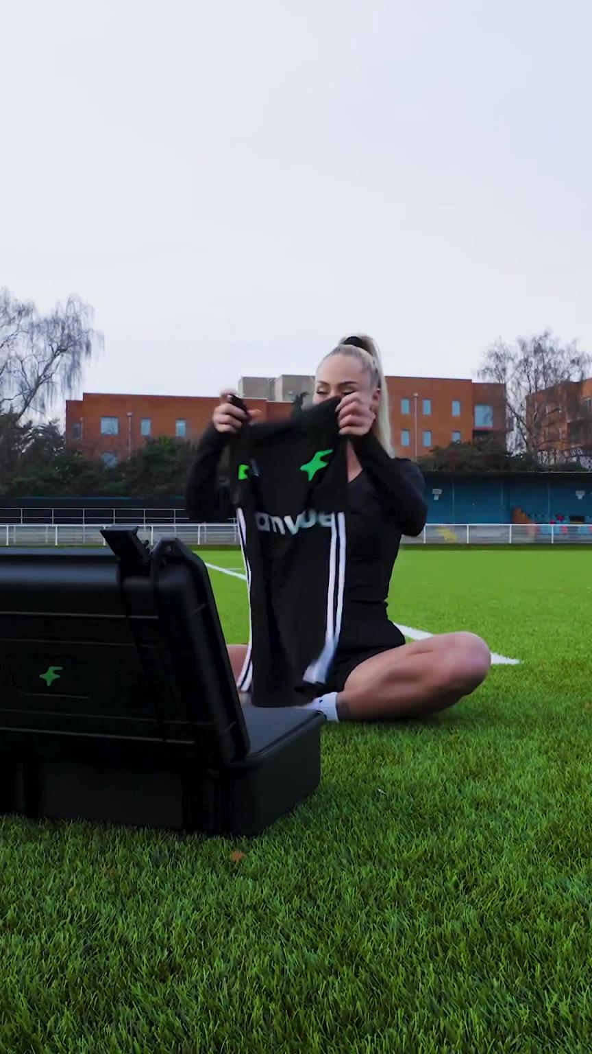 太喜歡這個足球啦！阿麗莎-萊曼重現(xiàn)了耐克那支標志性的橫梁挑戰(zhàn)