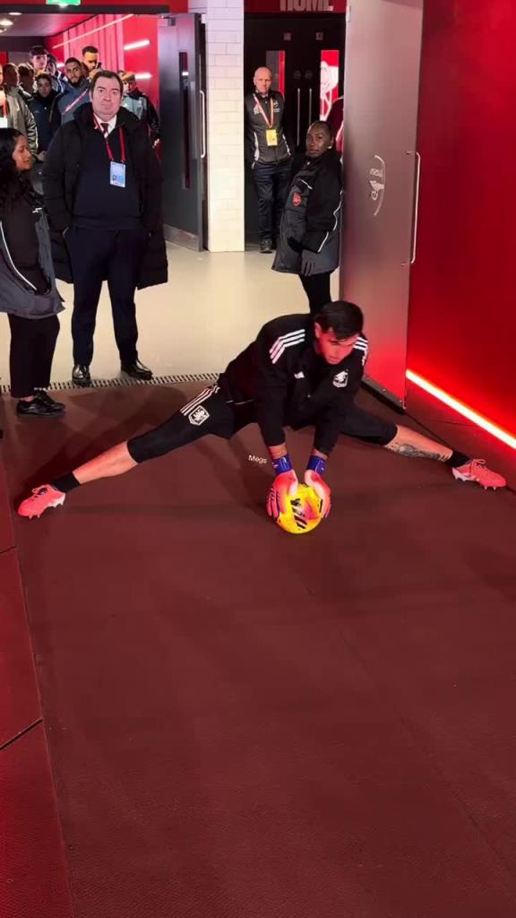 裝逼失?。〈篑R丁賽前在阿森納球員通道里熱身