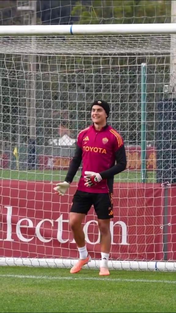 迪巴拉準(zhǔn)備接班大馬丁啦~在羅馬的訓(xùn)練場上展現(xiàn)驚人的守門能力！