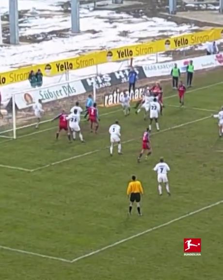 升龍拳！當(dāng)年卡恩用拳頭把球打進球門，事后開玩笑：我以為能用手