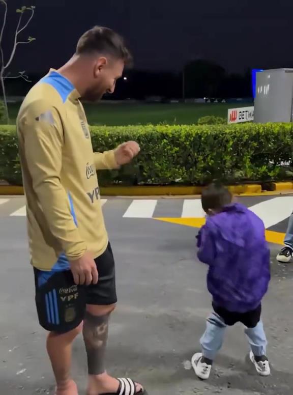 他是無數(shù)人的偶像！梅西那些與球迷的溫馨時(shí)刻！