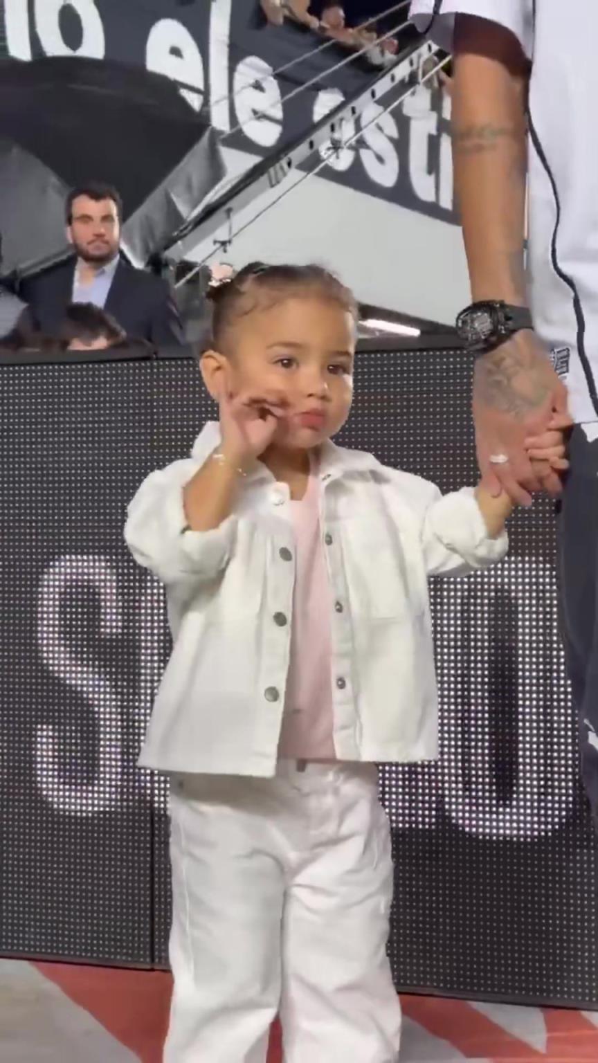 萌化了 内马尔的女儿模仿爸爸的庆祝动作