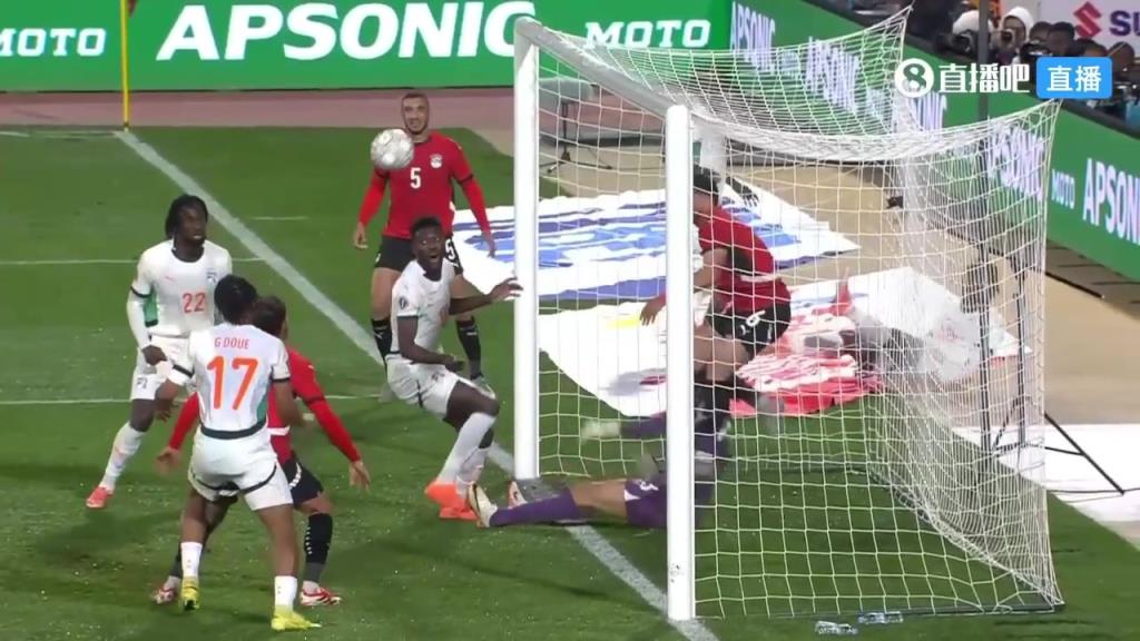 科特迪瓦再扳一球！蓋拉-杜埃門前亂戰搶射破門！