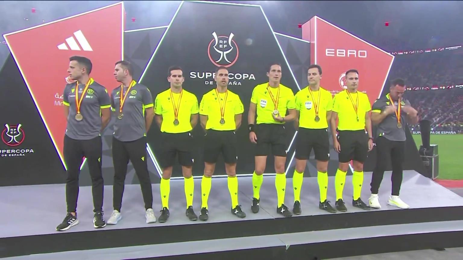 【頒獎儀式】皇馬全隊領取西超杯亞軍獎牌，阿勞霍捧起冠軍獎杯