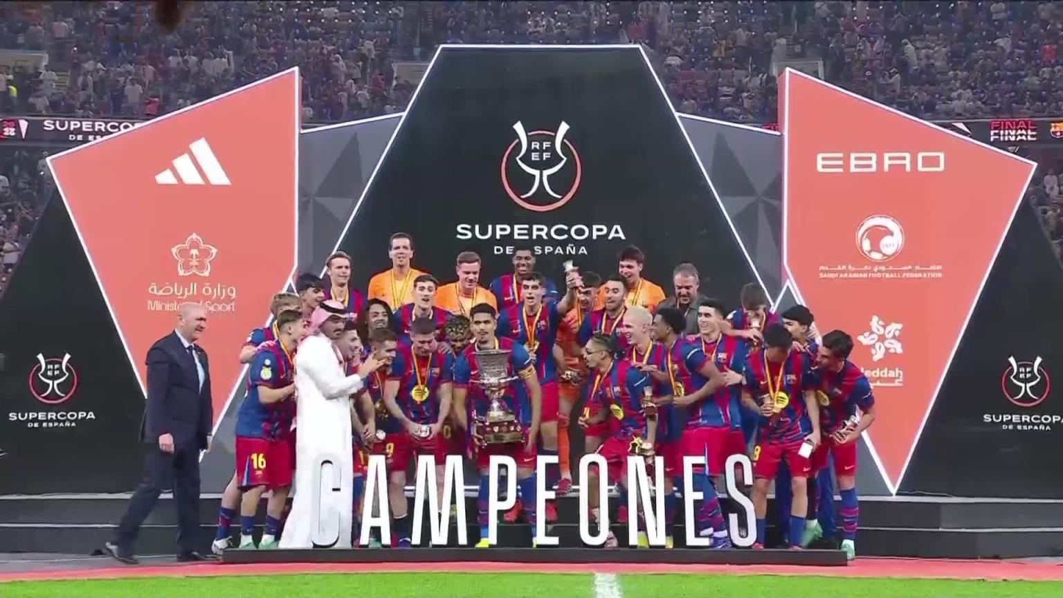 捧杯时刻!巴萨成功卫冕西超杯,夺队史西超杯第16冠