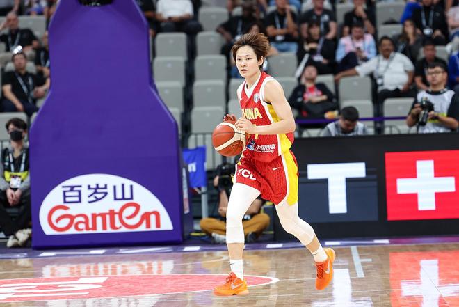 打開局面！隊(duì)長(zhǎng)楊力維替補(bǔ)14中5拿11分送8助攻 正負(fù)值+19