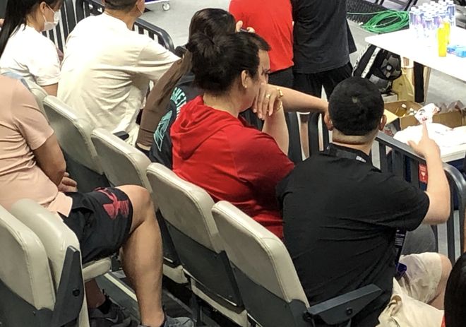张子宇的母亲于瑛在中国女篮的替补席后第一排观战