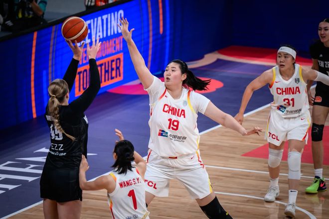 3连胜进半决赛！中国女篮三叉戟无解：2米26张子宇12+4，韩旭真稳