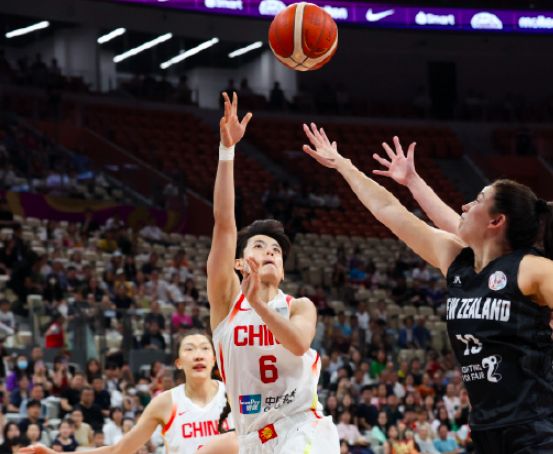 中国女篮34分狂胜！3连胜晋级半决赛，张子宇轰12+4怒吼庆祝